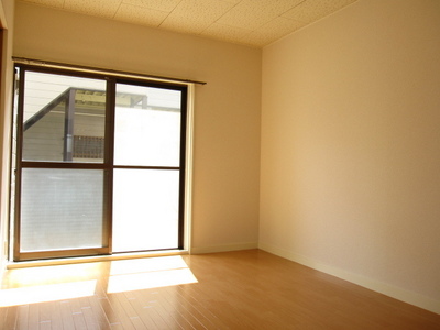 Living and room. ☆ Good day in the southwest-facing ☆