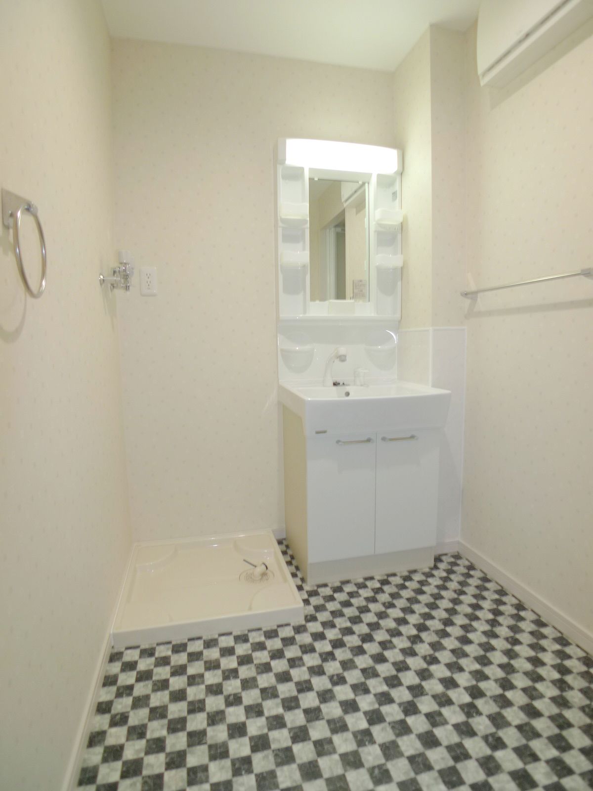 Washroom. Shampoo dresser