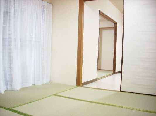 Living and room. Space was settled in the Japanese-style room 6 quires
