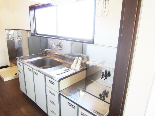 Kitchen. Easy dishes in 2 lot gas stoves installed Allowed. 