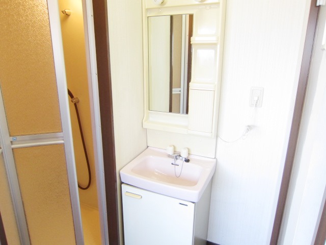 Washroom. Popular independent wash basin. 