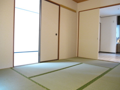 Living and room. There is also a Japanese-style room veranda!