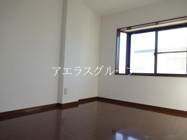 Living and room. Warm light and then insert a two-sided lighting.