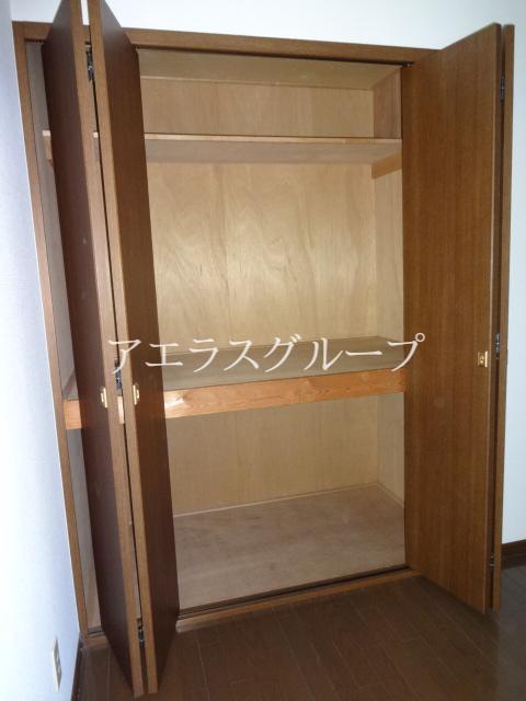 Receipt. Storage space equipped in each room.