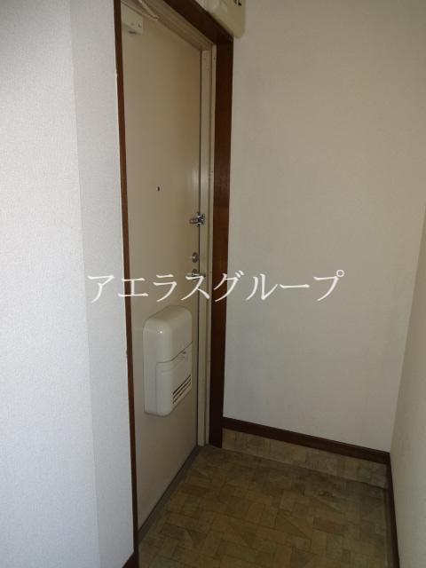 Entrance. The floor has become less noticeable tile of dirt.