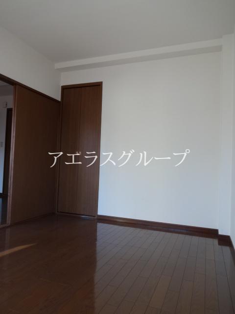 Other room space. Happy two-sided lighting.