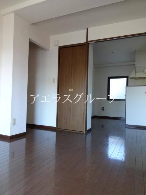 Living and room. Spacious dining kitchen and then insert the warm light.