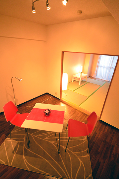 Living and room. Is the position that saw a Japanese-style room from the living room.
