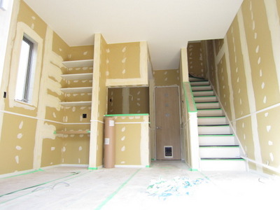 Living and room. Easy-to-use face-to-face kitchen ※ Under construction