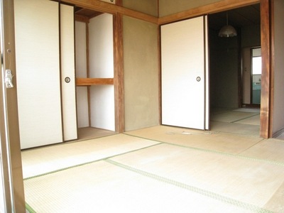 Living and room. Facing south in sunny