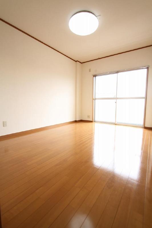 Living and room. Since also comes with lighting equipment, It is immediately Available tenants
