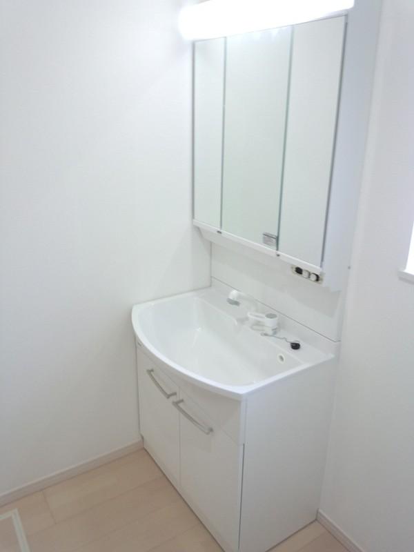 Wash basin, toilet. Indoor (11 May 2013) Shooting