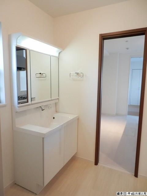 Wash basin, toilet. Indoor (February 2013) Shooting