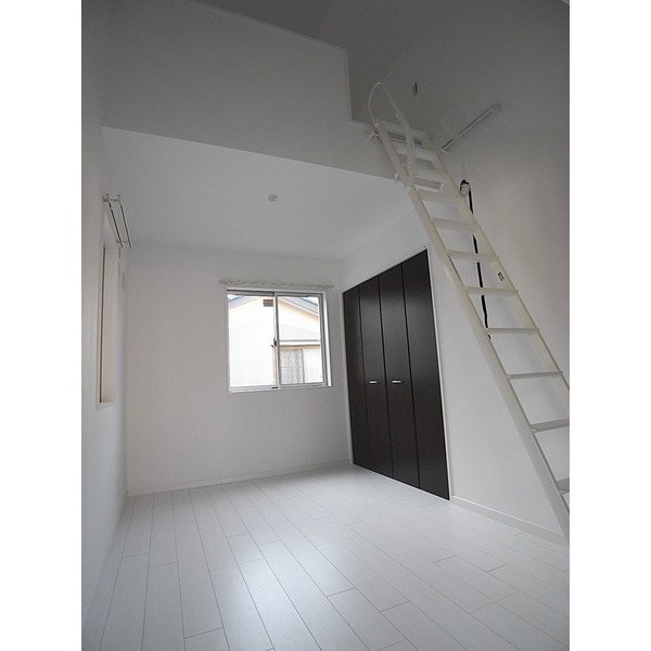 Living and room. 5.3 Pledge Western-style