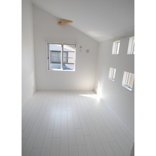 Living and room. 6 Pledge Western-style