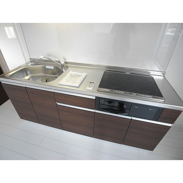 Kitchen. 3-burner stove ・ With grill