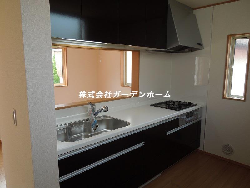 Model house photo. Face-to-face kitchen the conversation is lively