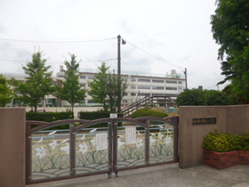 Primary school. Ryoke up to elementary school (elementary school) 145m