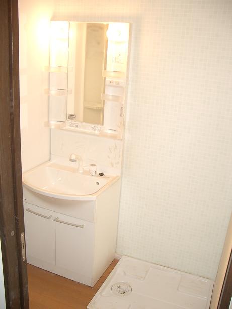 Washroom. Spacious feel space in which the white-toned