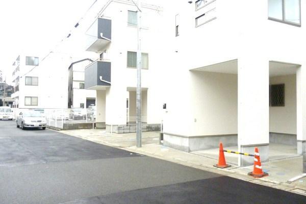 Local photos, including front road. Local (12 May 2013) Shooting