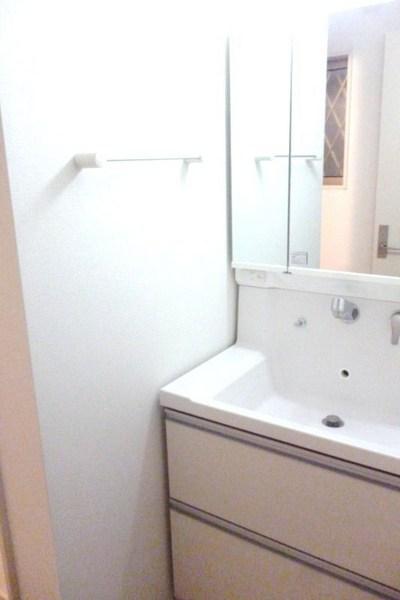 Wash basin, toilet. Indoor (12 May 2013) Shooting