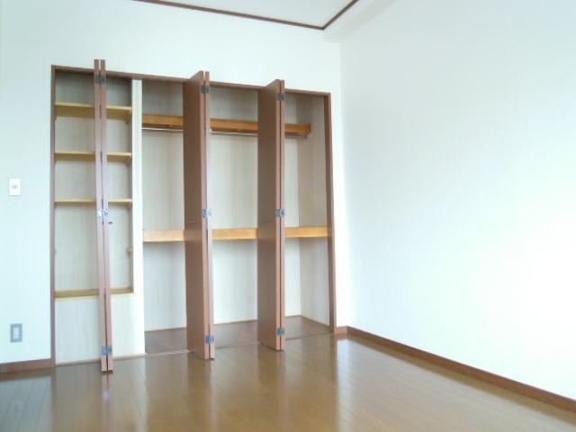 Receipt. It is finely storage can closet.