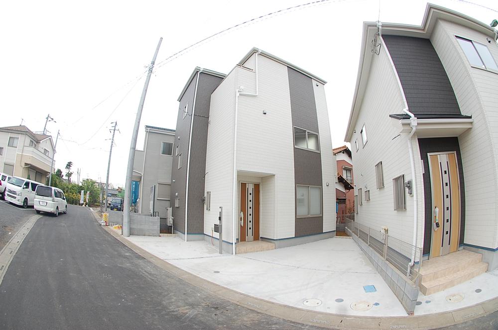 Local photos, including front road. Public road surface