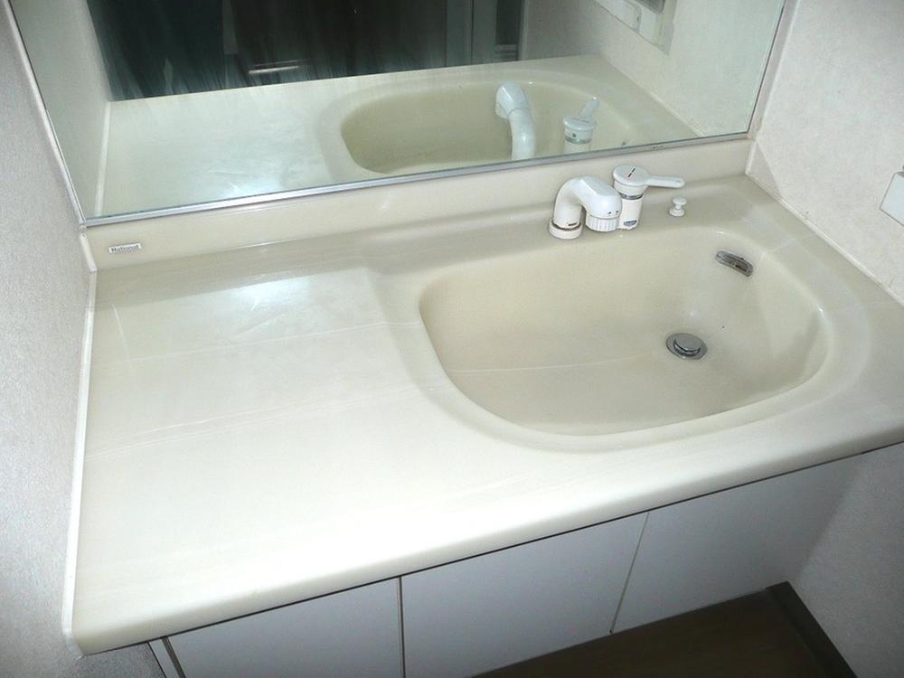 Wash basin, toilet