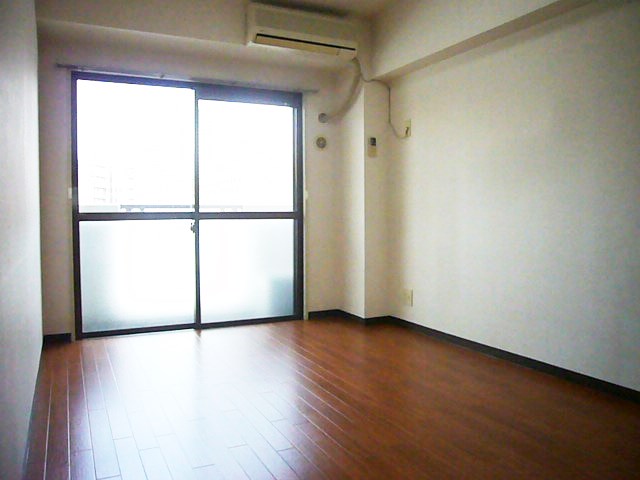 Living and room. Western-style can also be used as a living.