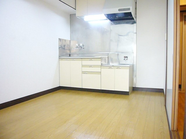Living and room. Spacious size of 6 tatami dining.