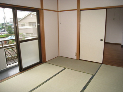 Living and room. Bright Japanese-style room with a two-sided lighting bay window