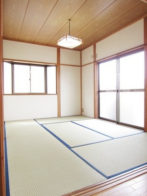 Living and room. Bright Japanese-style room with a two-sided lighting bay window