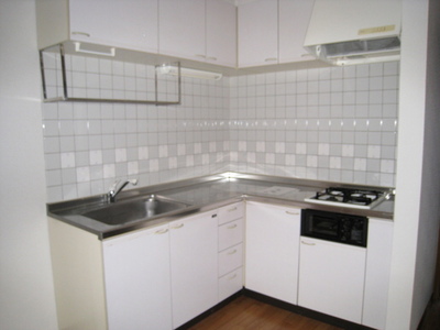 Kitchen. City gas L-shaped kitchen