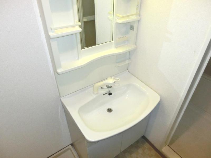 Washroom. Effortlessly cleaning dated shampoo dresser