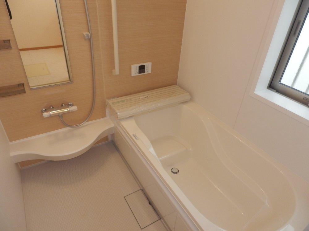 Bathroom. Light full bathroom in which the white tones Indoor (12 May 2013) Shooting 4 Building