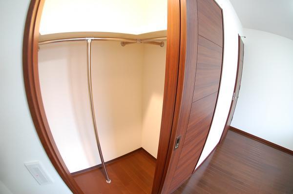 Receipt. Walk-in closet of a large capacity