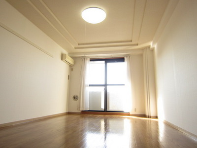 Living and room. Good view