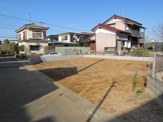 Local photos, including front road. There is water pull-site