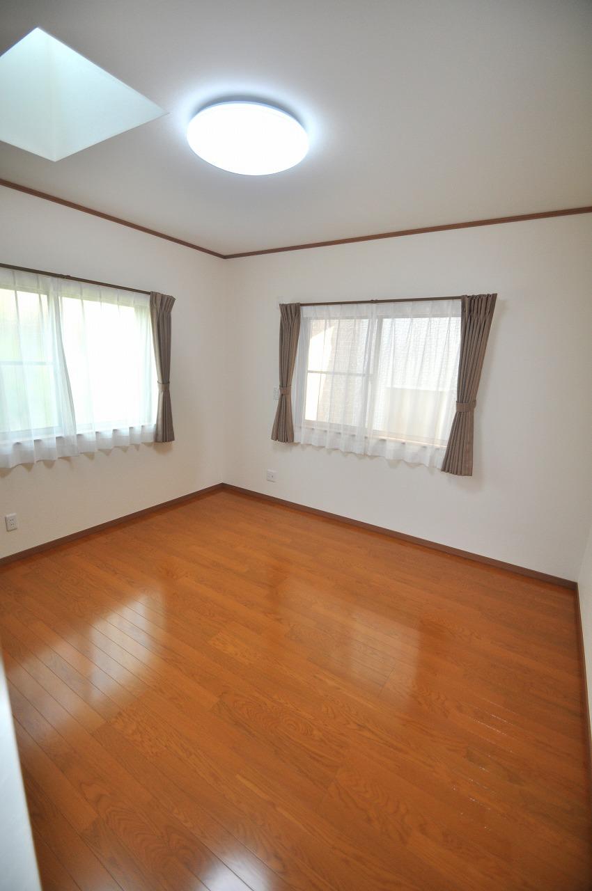 Non-living room. The first floor Western-style. Top light is also bright if there. 