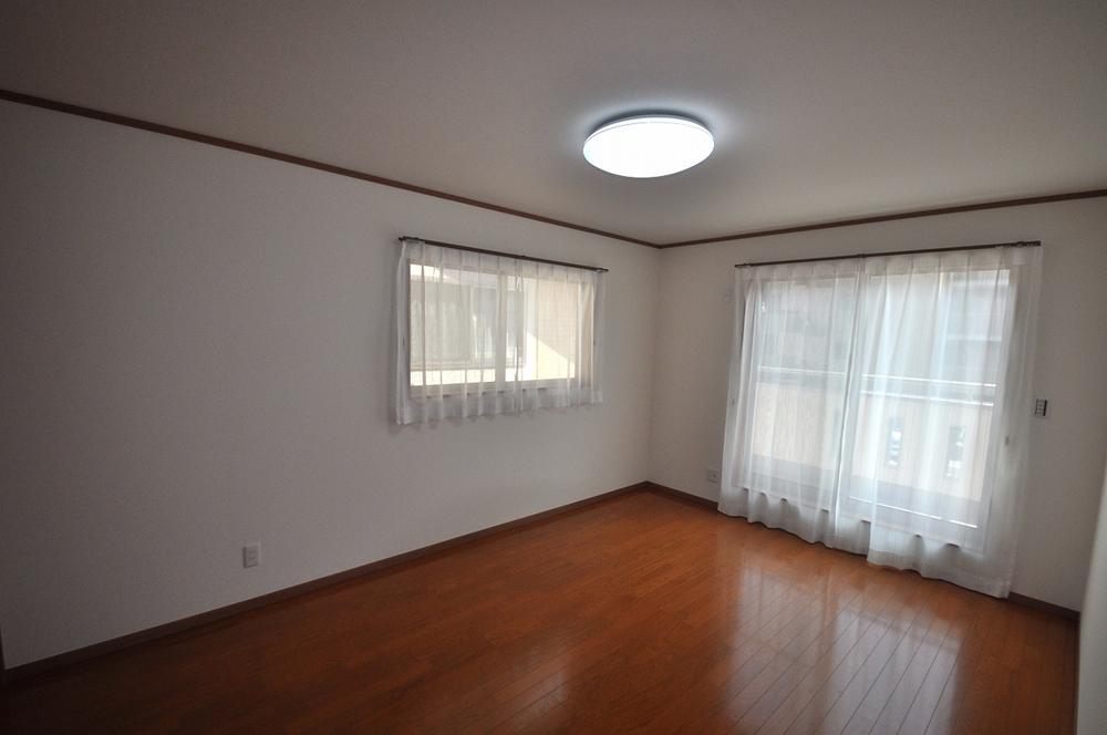 Non-living room. The second floor living room. It is the east side of the room. 