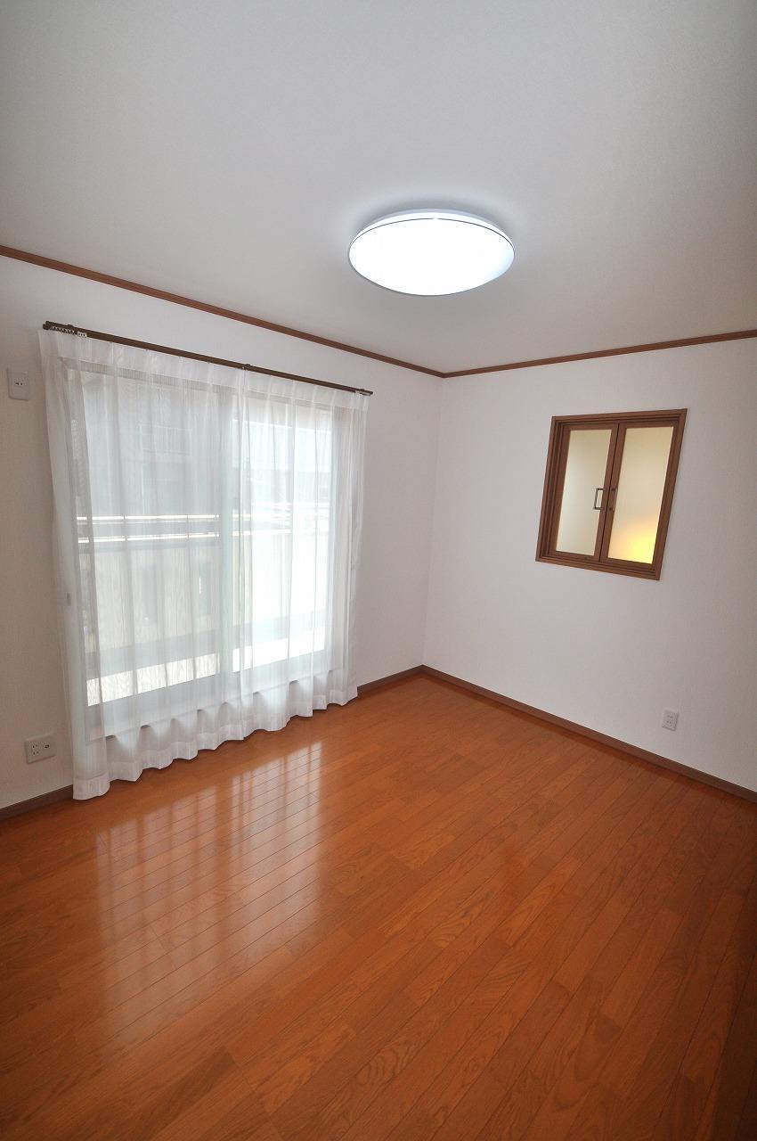 Non-living room. The second floor living room. It is the middle of the room. 