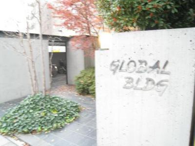 Building appearance. Along convenient zelkova street for shopping