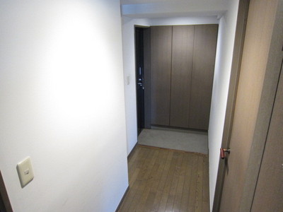 Entrance. Wide entrance with large shoe box