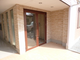 Entrance. Auto with lock