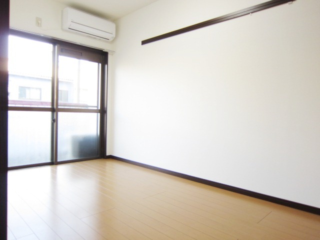 Living and room. Also recommended in the bedroom.