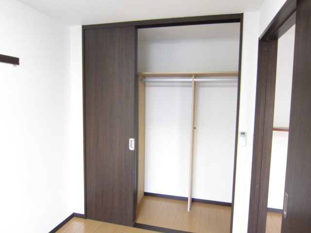 Receipt. It comes with a large closet.