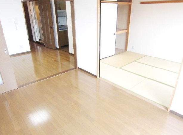 Living and room. Ventilation of each room is a good. 