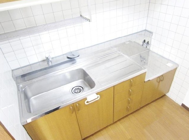 Kitchen. Gas stove can be installed kitchen. 