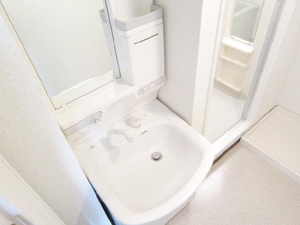 Washroom. Popular independent wash basin. 