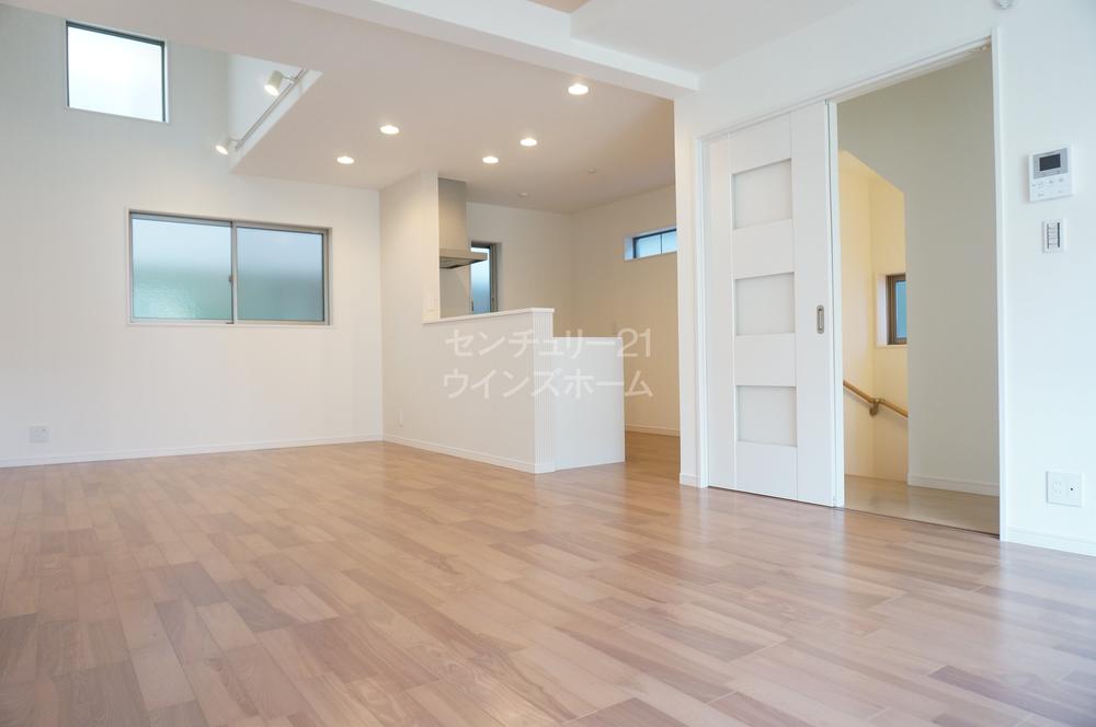 Living. ◇ living (November 2013) shooting ◇ All building 19 quires more spacious living ☆ The floor heating as standard feet warm even in winter